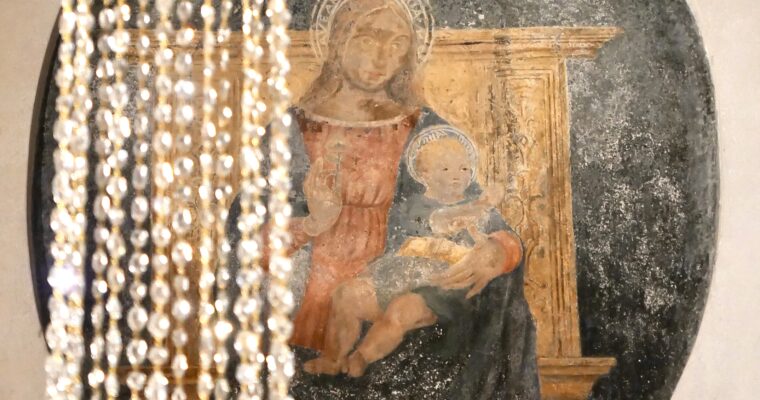L’effimero scorre davanti alle lacrime della Madonna. “Aperçues” di Nina Carini nella Basilica di San Celso